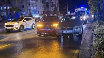 Otomobil, kırmızı ışıkta bekleyen otomobile çarptı