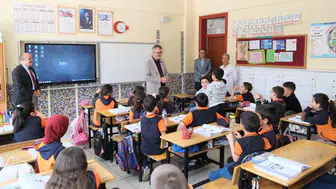 Ustaoğlu yerel yönetimleri çocuklara anlattı