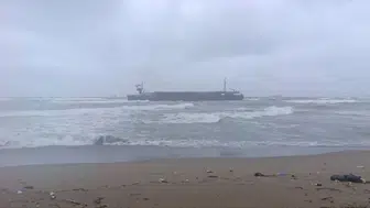 Yük gemisi karaya oturdu