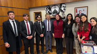 Konya Milletvekili Selvi Meclis’te öğrencileri ağırladı
