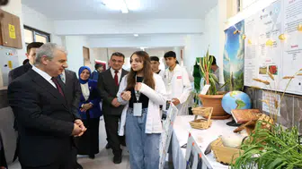 Vali Akın, 4006 TÜBİTAK Bilim Fuarı’nı ziyaret etti
