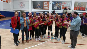 Karatay’da voleybol heyecanı sona erdi: Şampiyon sporcular ödüllerini aldı