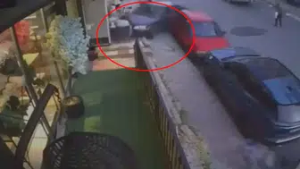 Fren yerine gaza bastı, kaldırımdaki kişiye çarptı