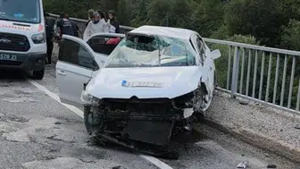 Otomobil köprü üzerindeki bariyerlere çarptı: 5 yaralı