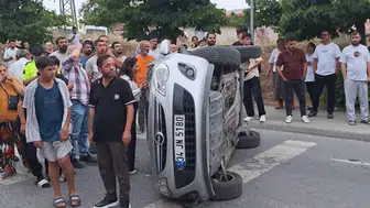 Orta refüje çarpan otomobil devrildi