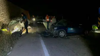 İki otomobil kafa kafaya çarpıştı: Anne ve kızı öldü, 2'si jandarma 5 yaralı