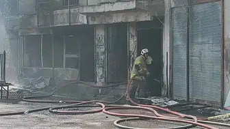 Sünger deposunda yangın! 3 katlı bina büyük hasar gördü
