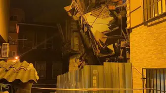İki katlı metruk binada kısmi çökme meydana geldi