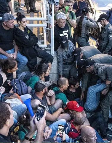 Netanyahu'nun partisinin önünde polis ile protestocular çatıştı