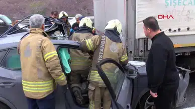 Otoyolda otomobil TIR'ın altında kaldı