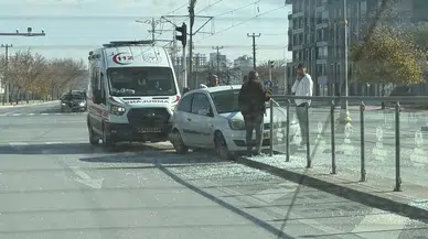 Konya’da otomobil tramvay yoluna daldı!