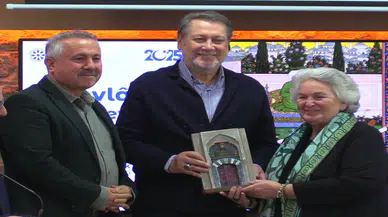 Konyalılar adına Ahmet Özhan’a anlamlı takdim