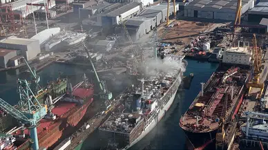 TersanedeKİ gemide yangın