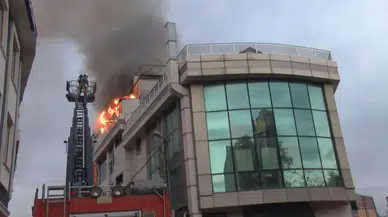 Otelde yangın; 9 kişi kurtarıldı