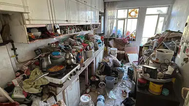 Ev ve apartmanın bahçesinden 10 kamyon çöp çıktı