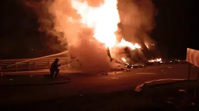 Devrilip alev alan TIR'ın şoförü hayatını kaybetti