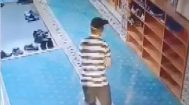 camilerden ayakkabı çalan şüpheli kamerada