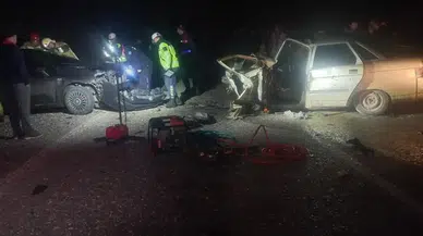 İki otomobil kafa kafaya çarpıştı: 3 yaralı