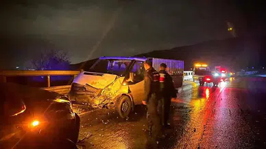 İki kamyonet kafa kafaya çarpıştı: 1 yaralı