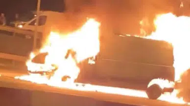 Otoyolda minibüs alev alev yandı