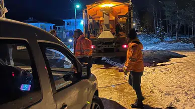 Kara saplanan aracı, belediye ekipleri kurtardı