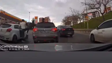 Yol verme kavgasında araca defalarca tekme attı