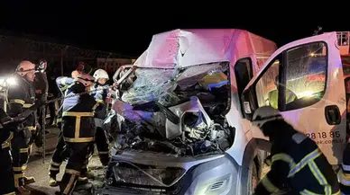 Kamyonet park halindeki TIR’a çarptı