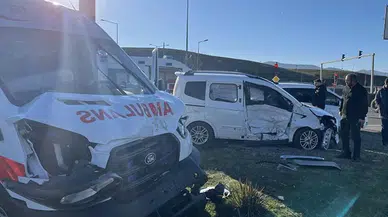 Ambulans ile hasta yakınının kullandığı hafif ticari araç çarpıştı