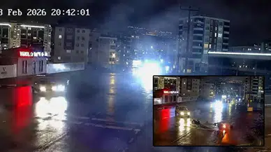 Kurye ile hafif ticari aracın çarpıştığı kaza kamerada; 1 yaralı