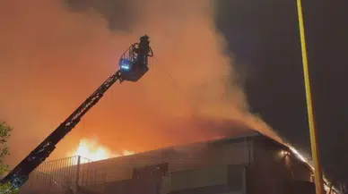 7 katlı metruk binanın çatısı alev alev yandı