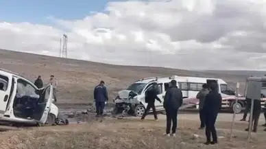 İki ticari araç kafa kafaya çarpıştı