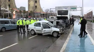 Otomobil park halindeki araca çarptı: 1'i ağır 3 yaralı
