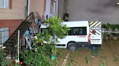 Servis minibüsü evin bahçesine uçtu: 1 yaralı