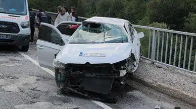 Otomobil köprü üzerindeki bariyerlere çarptı: 5 yaralı