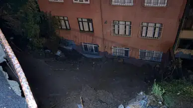 Gece yarısı toprak kaydı! Ekipler apartmanı tahliye etti