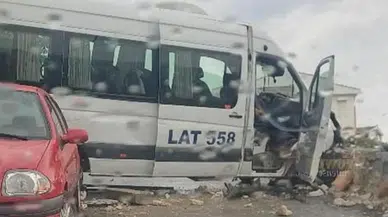 Duvara çarpan okul servisinin şoförü yaralandı