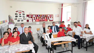 Konya’nın o ilçesinde öğrenciler karnelerini protokol üyelerinden aldılar
