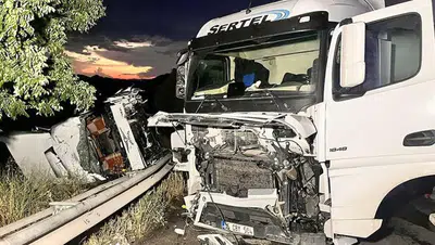 2 tır çarpıştı; 2 yaralı