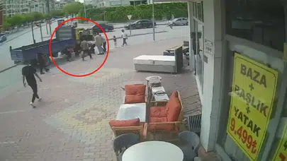 Konya'da elektrikli bisikletteki 3 çocuk kamyonetin altında kaldı