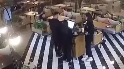 Kafede yanına gelip, kendisini dışarı çıkarmak isteyen 2 kişiyi tabancayla vurdu