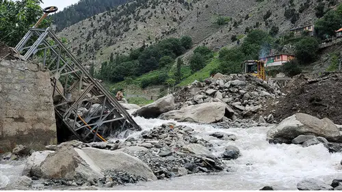 Pakistan'ın kuzeyindeki sellerde ölenlerin sayısı 351'e çıktı