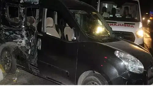 Kamyon ile  ticari araç çarpıştı