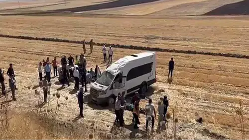 Malazgirt kutlamalarına gidenleri taşıyan minibüs devrildi