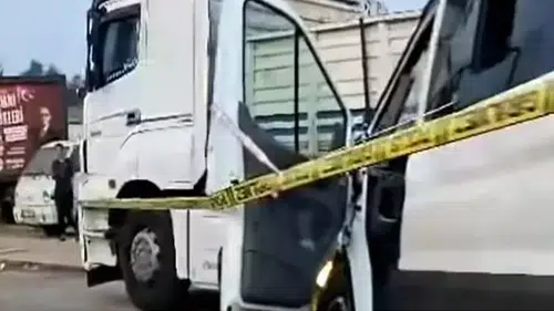 Öğrencileri taşıyan minibüs tıra çarptı