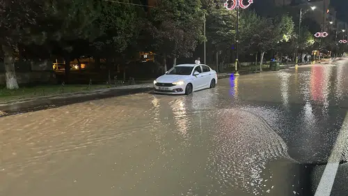 Su borusu patladı: Cadde göle döndü, Dükkan ve bodrumları su bastı