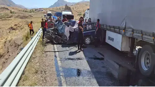 Kamyonet ile tır çarpıştı