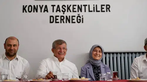 Ahmet Davutoğlu Konya'da temaslarda bulundu