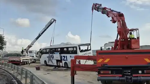 Kuzey Marmara Otoyolu'nda yolcu otobüsü bariyerlere çarptı