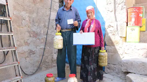 İşitme engelli çift, Turistlere kağıtla ürün satıyor