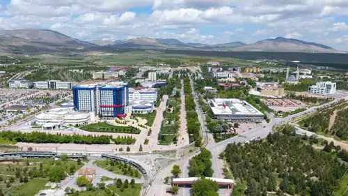 Selçuk Üniversitesi Kız öğrencilere burs verecek: Detaylar açıklandı!